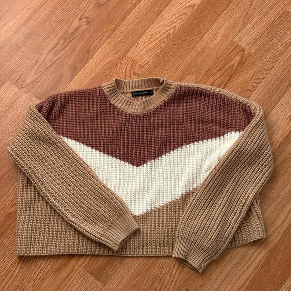 ⭐️3/20$ Moon and Madison Brown and Cream Color-Blocked Crew Neck Sweater